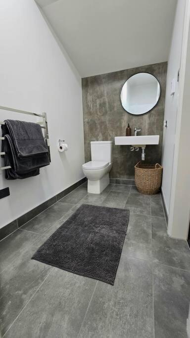 Apartment 5 - Haddin Court - Modern Loft Style Μπλένχαϊμ Εξωτερικό φωτογραφία