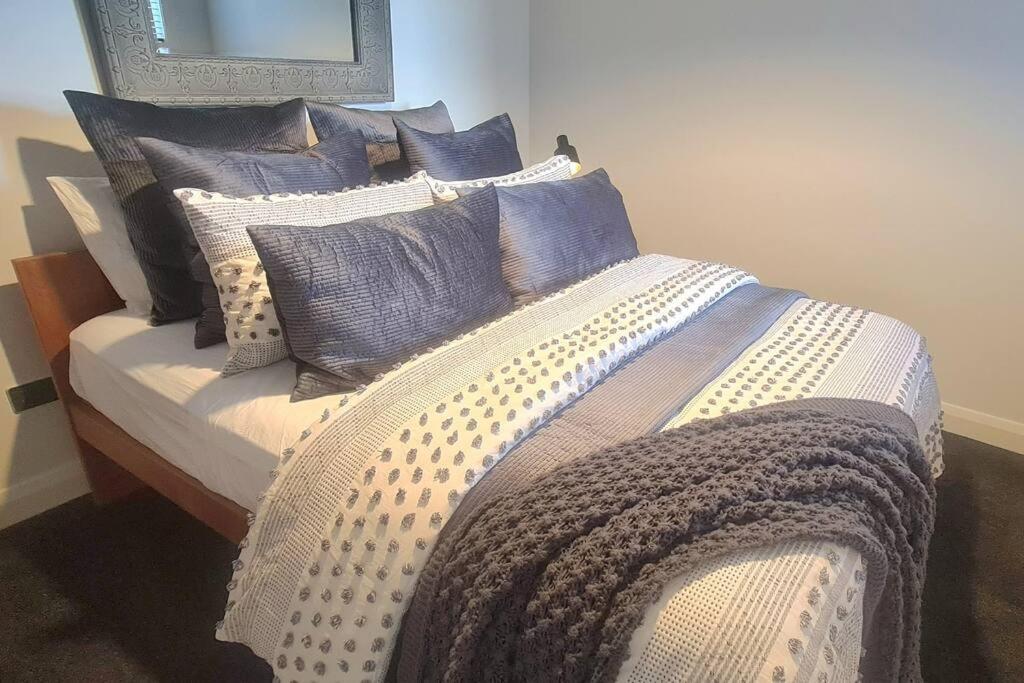 Apartment 5 - Haddin Court - Modern Loft Style Μπλένχαϊμ Εξωτερικό φωτογραφία